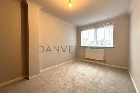 gardens bedrom 1 pic 1.jpg