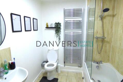 41 watkin road - bathroom.JPG