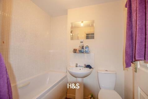 12 cardiff grove bathroom.jpg