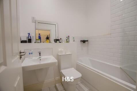 The saddles - bathroom.jpg