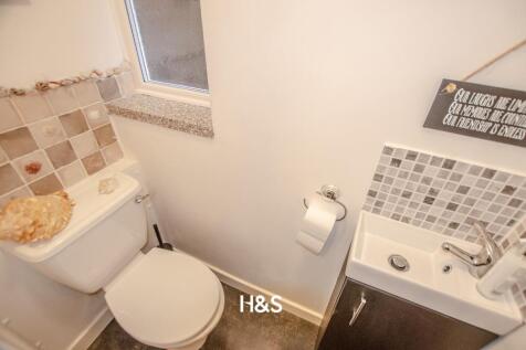 18 palmers close wc.jpg