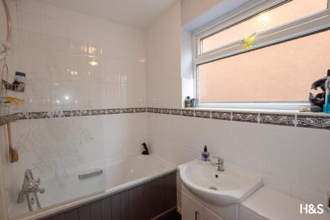 18 Palmers Close - Bathroom One - Copy.jpg