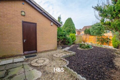 9 cryersoak close - rear garden....jpg