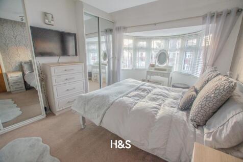 60 lulworth road - bedroom..jpg