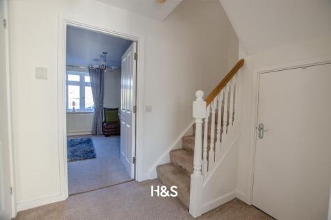 10 kineton croft - hall.jpg