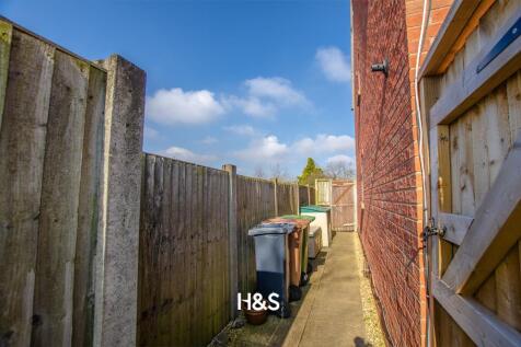 10 kineton croft - side access.jpg