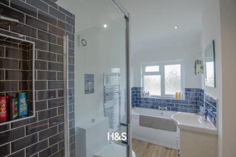 99 Coverdale - bathroom.jpg