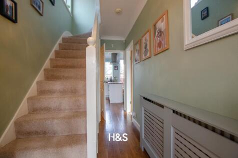 99 Coverdale - hall.jpg