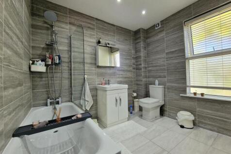 Bathroom 1.jpg