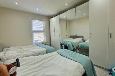 Bedroom 1 .jpg