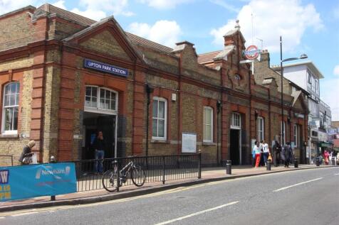 Upton_Park_tube_station_1.jpg