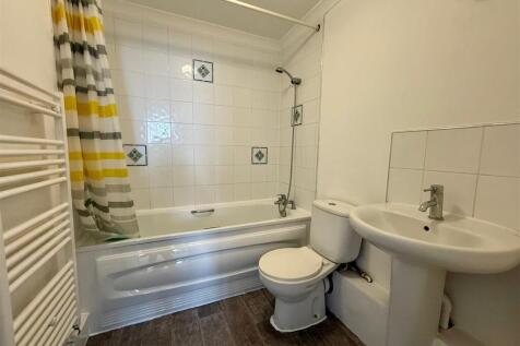 En Suite (Bedroom 2)