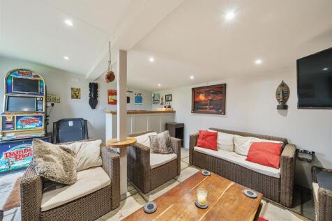 Outside Bar / Family Room / Summerhouse