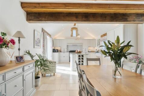 Kitchen / Dining Area