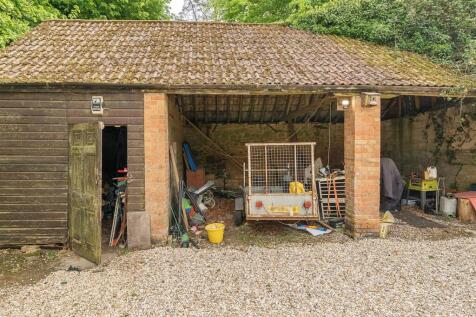 Outbuilding / Car port