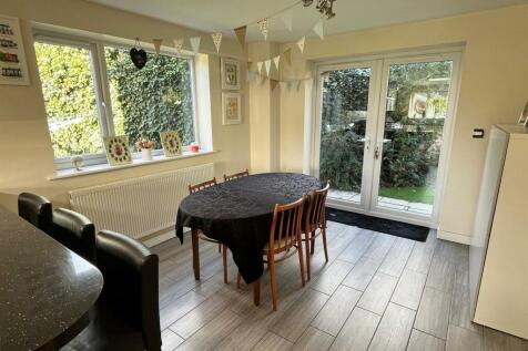 Open plan kitchen/dining room