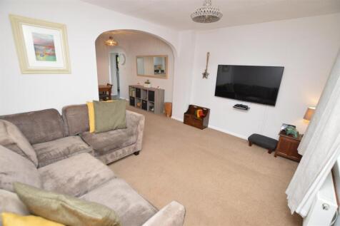 Open plan lounge/dining room