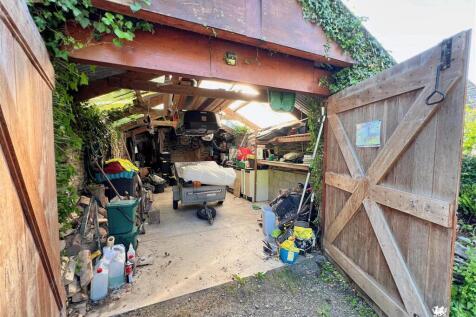 Garage / Interior