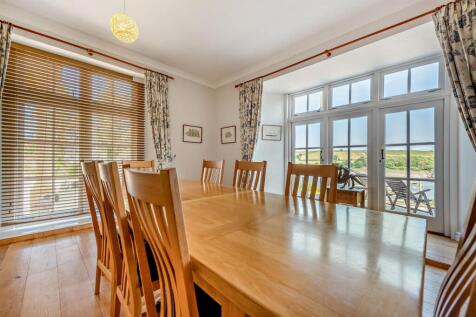 Glanteifi House - Dining Room