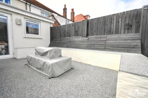 BBQ / Dining Area