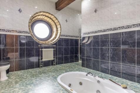En-Suite Bathroom