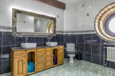 En-Suite Bathroom