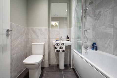 Main bathroom on the first floor