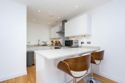 Kitchen and Breakfast Bar