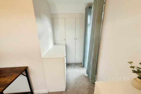 Bed 1 dressing area