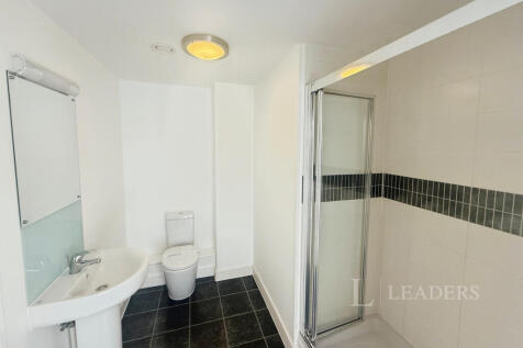 En-suite to main bedroom