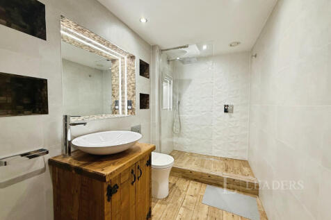 En-suite Upstairs