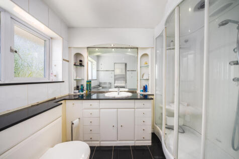 Main En-suite