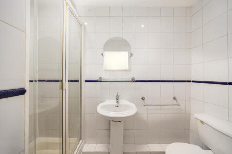 Bedroom 2 en suite