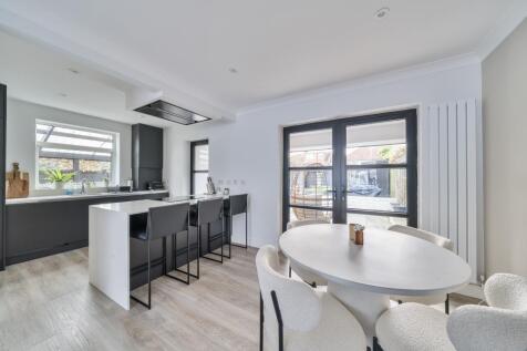 Kitchen ad Dining Area