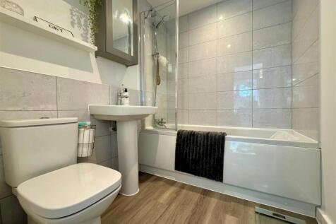 en-suite bathroom.jpg