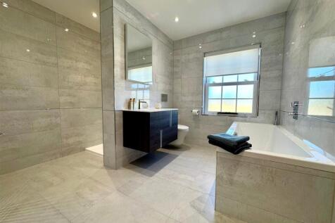 bathroom 3.jpg
