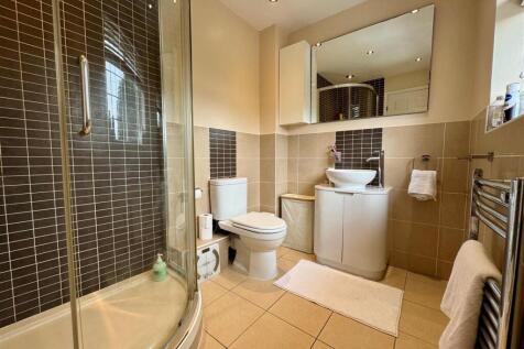 ensuite.jpg