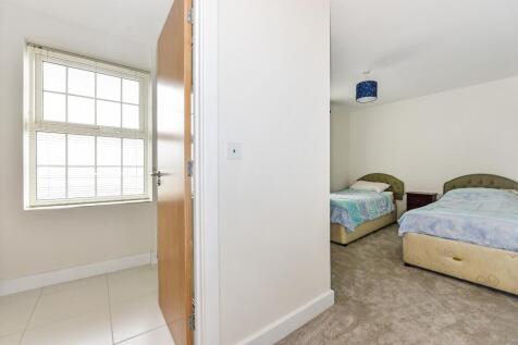 Bedroom 2/En-suite