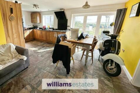 Kitchen / Dining Area