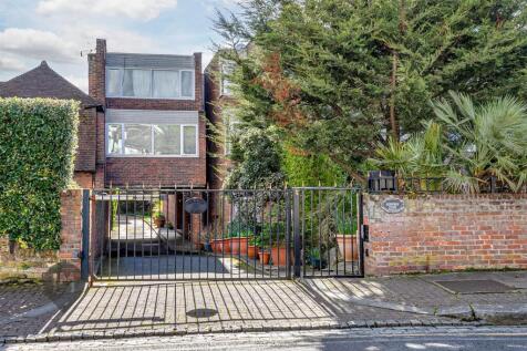 Roxburgh Court