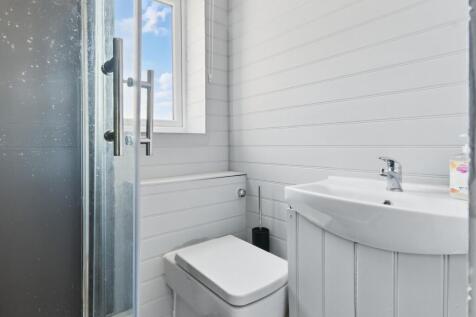 En-suite to Bedroom 2