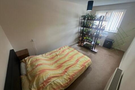 Small thorne bedroom