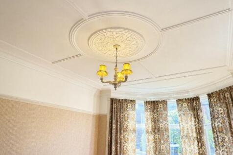 Lounge ceiling rose