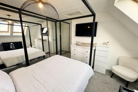 Bedroom 1 (2)