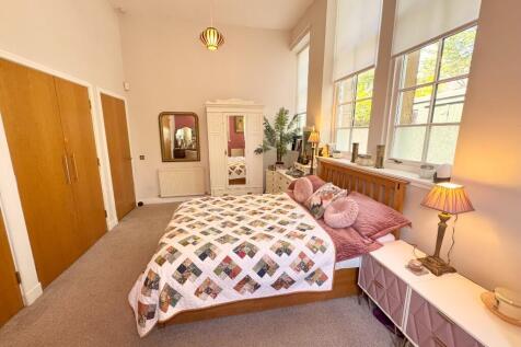 Bedroom 1 (2)