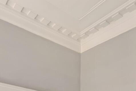 Bed 1 cornice