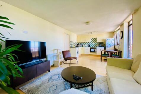 Lounge kitchen di...