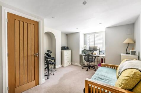 Bedroom/ Study