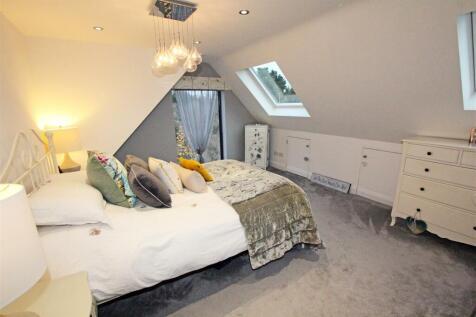 IMG_4199 double bed 2 velux.jpg