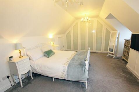 IMG_4187 double bed 2 velux.jpg